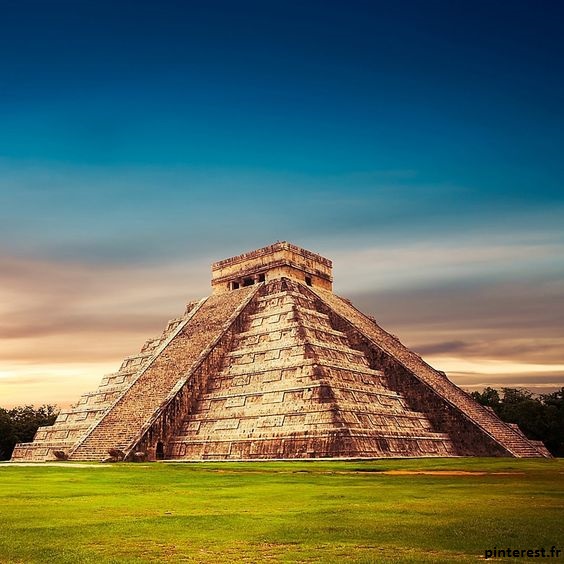 Chichen Itza est considérée comme l'une des sept merveilles du monde. Ces ruines puissantes et mystérieuses véhiculent l'intelligence des Mayas précolombiens dans l'exécution d'un exploit architectural lié à la rotation de la terre autour du soleil. Chichen Itza est situé dans l'état du Yucatán et se trouve à l'embouchure d'un cénote géant, la principale source d'eau. Chichen Itza en maya signifie «à l'embouchure du puits d'Itza». Selon les chercheurs, les ruines montrent une diversité de styles architecturaux indiquant une population culturellement diversifiée et l'immensité des ruines elles-mêmes révèle que Chichen Itza a été l'une des plus grandes villes mayas à avoir existé. La ville elle-même a décliné avant la conquête espagnole. Sa disparition reste encore aujourd'hui un mystère controversé parmi les archéologues et les historiens.