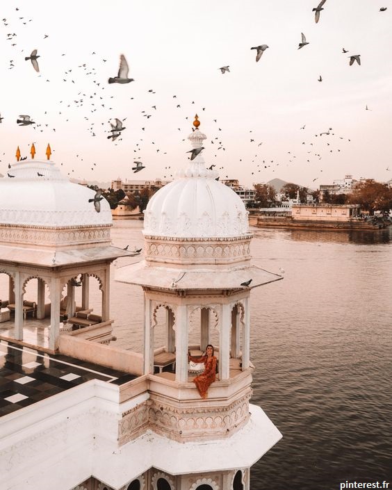 Séjournez dans un des plus beaux hôtels en Inde. Le Taj Lake Palace. Idéal pour passer un voyage de noce magique dans un palais digne des 1001 nuits semblable au Taj Mahal.