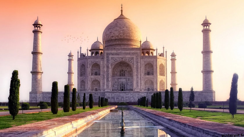 Le Taj Mahal «Couronne du palais» est un mausolée en marbre blanc ivoire sur la rive sud de la rivière Yamuna dans la ville d'Agra. Il a été commandé par l'empereur Shah Jahan pour abriter le tombeau de son épouse préférée, Mumtaz Mahal; il abrite également le tombeau de Shah Jahan lui-même.Une des destinations parfaite pour un voyage de noce magique !