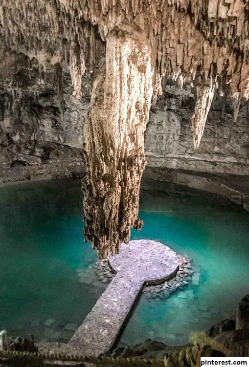 Les cénotes relient les systèmes fluviaux souterrains et servent de source d'eau. Les Mayas ont estimé qu'ils étaient l'entrée dans le monde souterrain. Il y a un peu plus de 2 000 cenotes enregistrés en Mexique. La plupart se situe à Tulum, Oxman et sur le site de Yucutan.