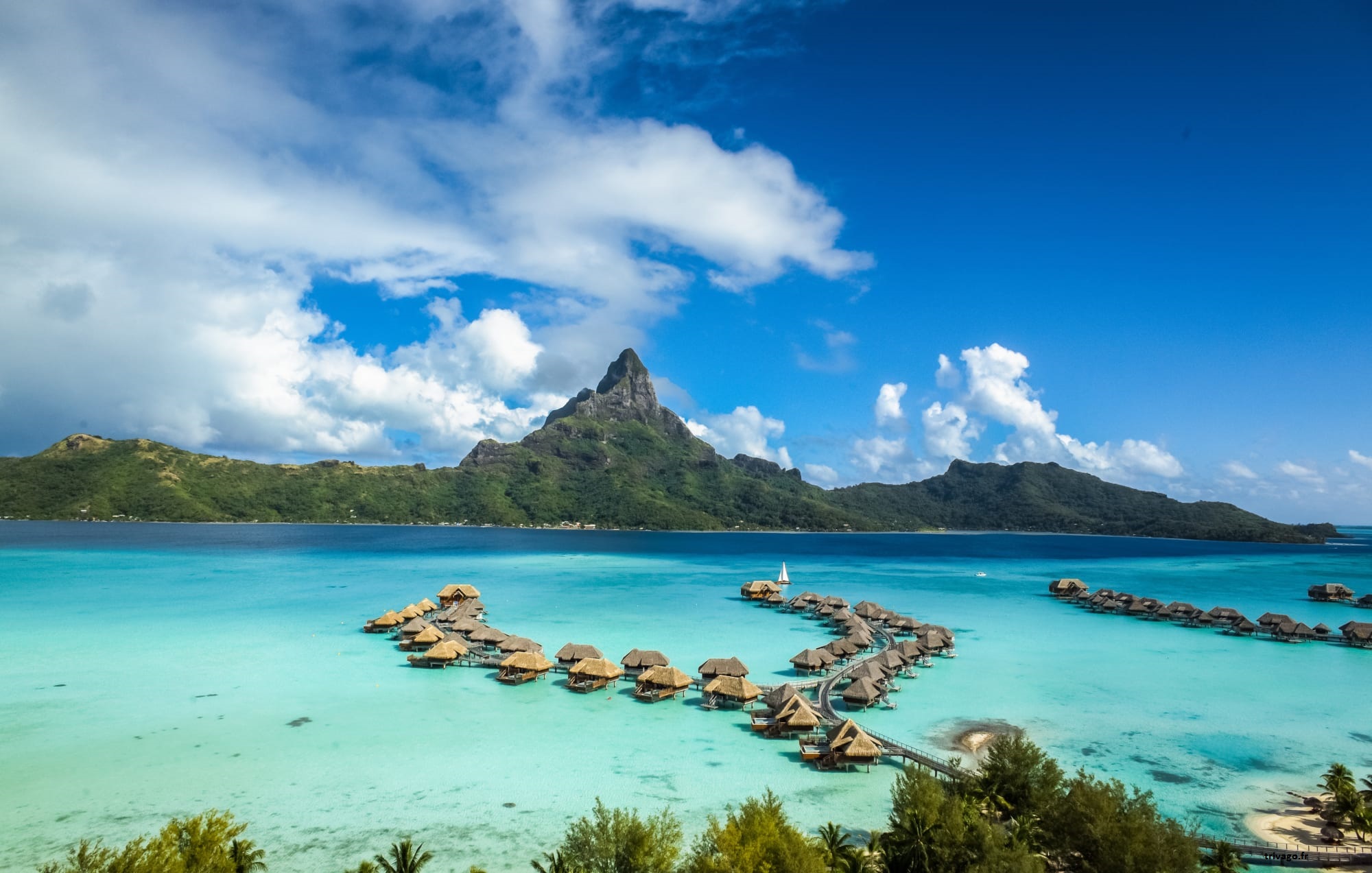 L'intercontinental Bora Bora Resort & Thalasso SPA est un hôtel de luxe comprenant 84 villas et 88 chambres sur pilotis. Le lagon bleu vif de Bora Bora et sa mer de saphir environnante fascinent les amoureux du monde entier. C'est une des destinations les plus romantiques pour passer un voyage de noce inoubliable. 
