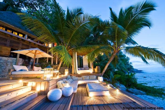 Situé à l'extrême des Seychelles, l’hôtel « L'île du Nord » est un paradis tropical isolé qui offre une évasion de luxe ultime. C’est un havre pour les voyageurs exigeants qui sont à la recherche d'expériences sur mesure. L'île du Nord dispose de 11 villas spacieuses offrant à chaque client un sens inégalé d'exclusivité et de luxe. Toutes les villas ont été fabriquées à la main et sont entourées d'une beauté naturelle pure de sable blanc, de pics de granit et d'eau turquoise. Pendant votre voyage de noce, la villa que vous aurez choisie sera votre maison. Sur cette propriété, vos empreintes seront la seule preuve sur les vastes plages intactes de l'île.