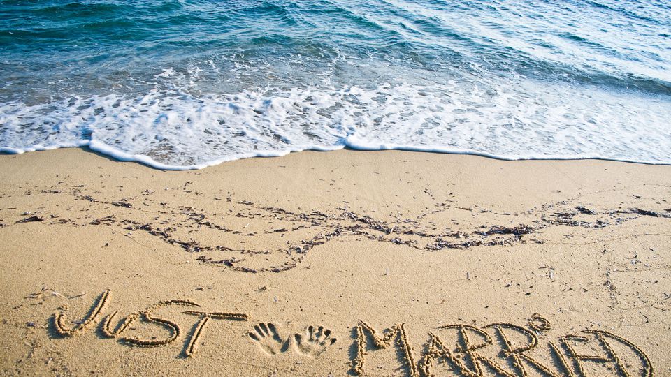 Just Married écrit sur le sable ! En route pour la détente pour une des destinations parfaite pour un magnifique voyage de noce exceptionnel
