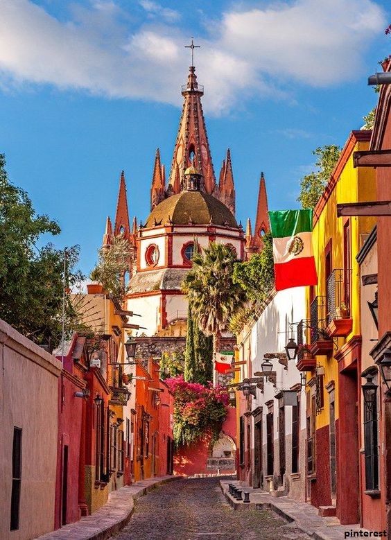 Mexico, capitale du Mexique, une des destinations parfaites pour votre voyage de noce. La rue historique et colorée Aldama à San Miguel De Allende est un incontournable pour tout voyageur se rendant dans une ville mexicaine située au centre. Elle est a environ 270 kilomètres au nord de Mexico. 