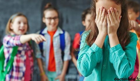 Le harcèlement scolaire est un véritable fléau. Plusieurs psychologues déclarent que si l'éducation positive est installée dès le plus jeune âge, l'enfant serait plus armé à se défendre contre ses harceleurs.