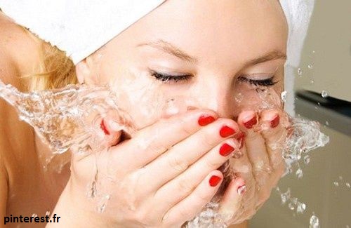 se nettoyer le visage est une étape très importante dans une routine pour une peau grasse