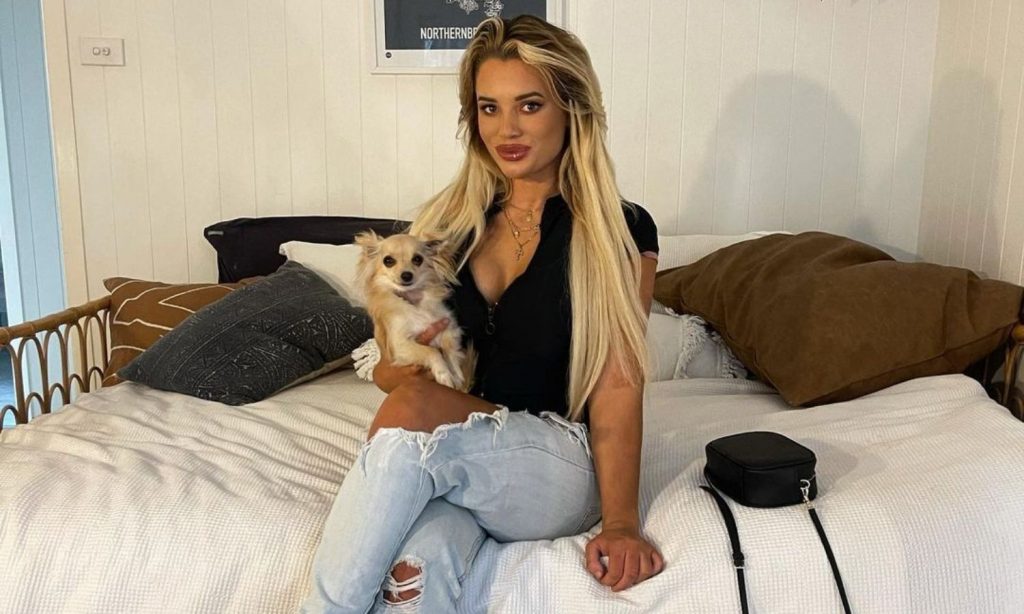 La jeune femme de 21 ans pose avec son chien qu'elle adore